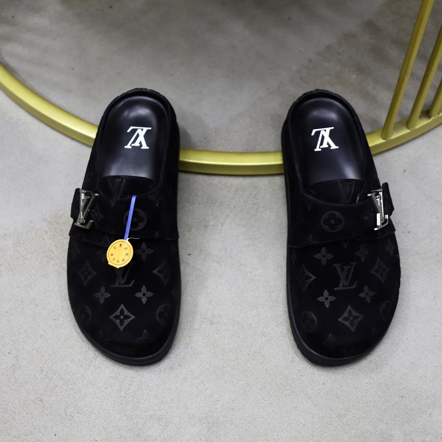 Ex-factory price: 520💰🙅‍♂️🙅‍♂️🙅‍♂️Birkenstock Brand: LV Louis Vuitton Standard code: 38-45 (cowhide lining) Grade: Same as the official website Material: Original leather design Original rubber wear-resistant molded outsole Style category: Men's fashion sandals Distinguished luxury brand elements Top luxury Color: Actual picture color